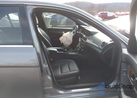 2012 Mercedes-Benz C 300 Sport 4Matic z USA, uszkodzony, nr VIN WDDGF8BB0CR200490